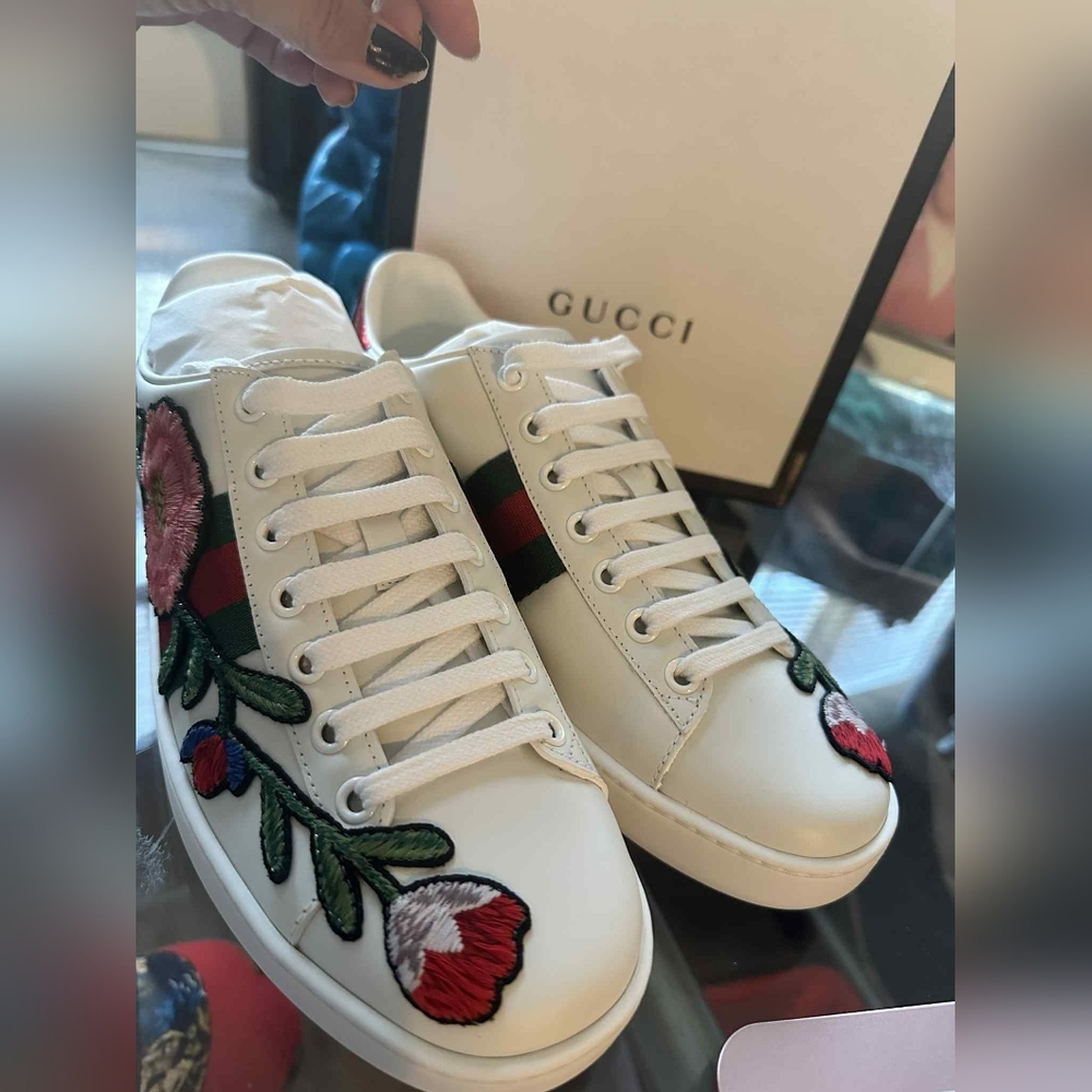 Gucci Women's White Sneakers with Floral Embroidery